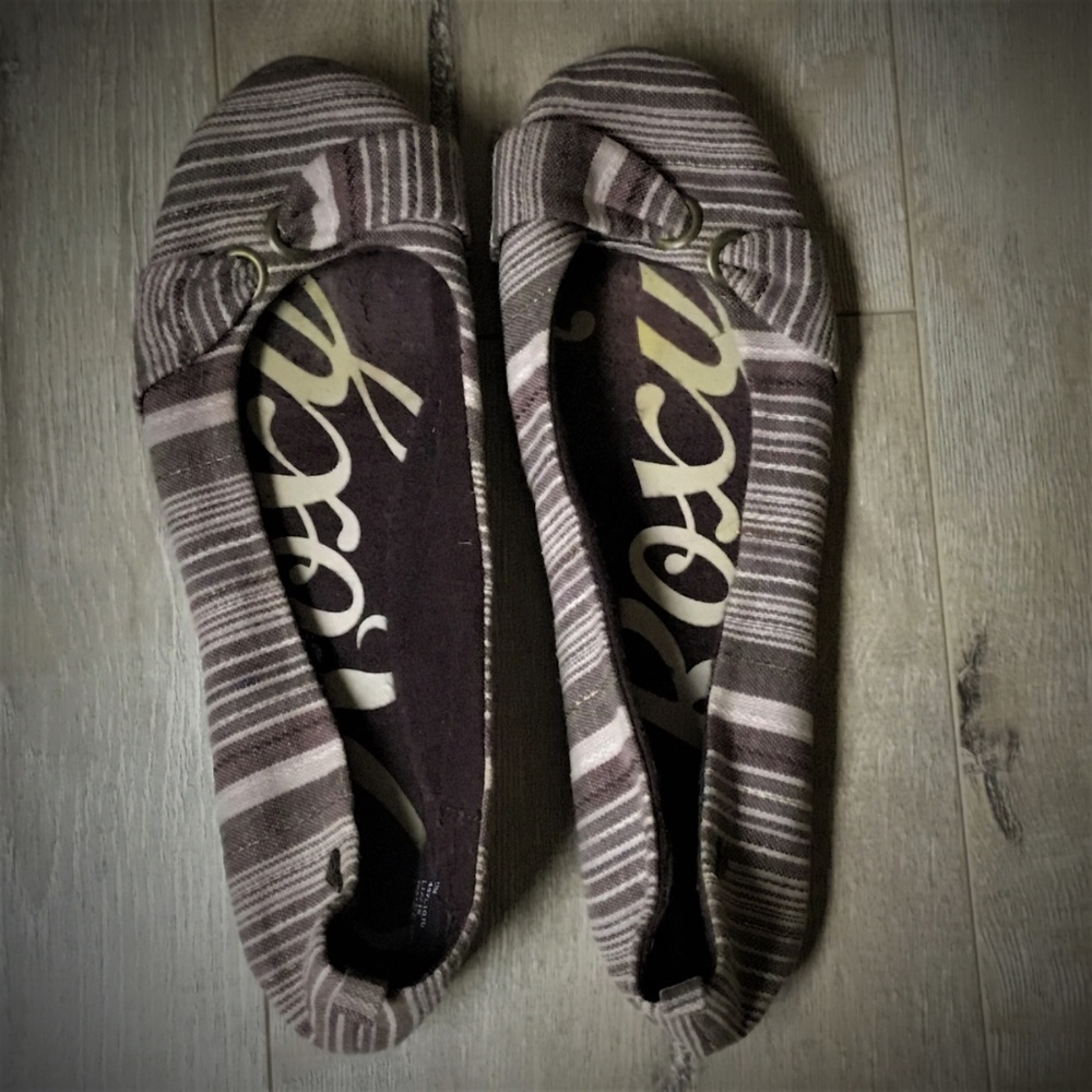 Roxy - Fun, slipper-like feel flats!